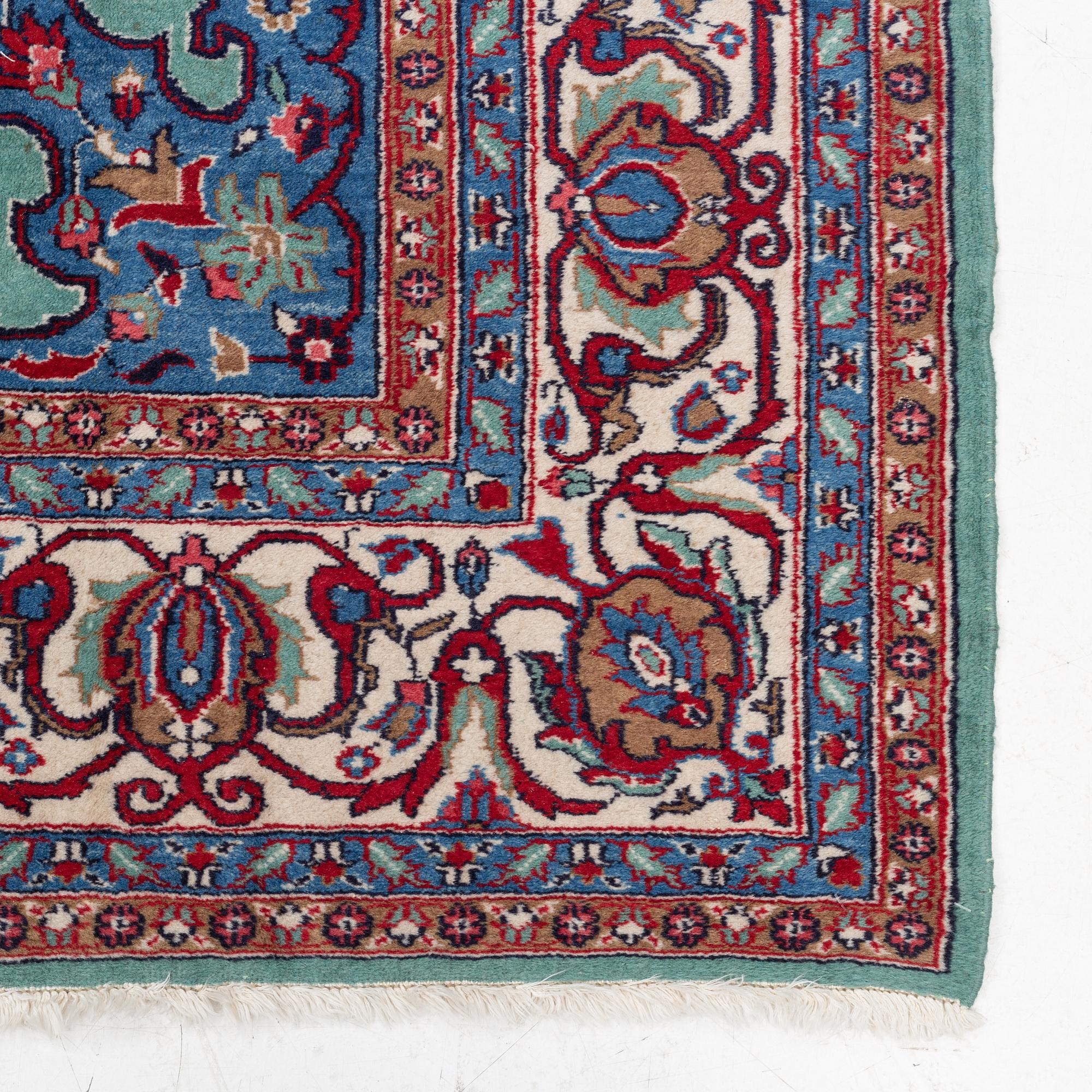 Matta, Oriental ca 285 x 185 cm.