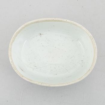 Four porcelain pieces, China, 19th and 20th century.