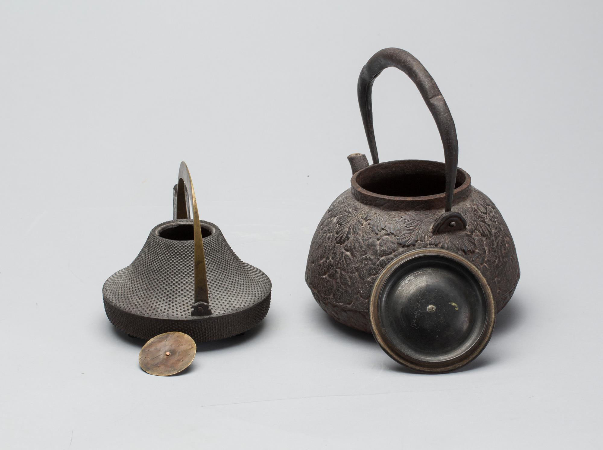 TEKANNOR, 2 st, gjutjärn, Japan, 1800-/1900-tal.