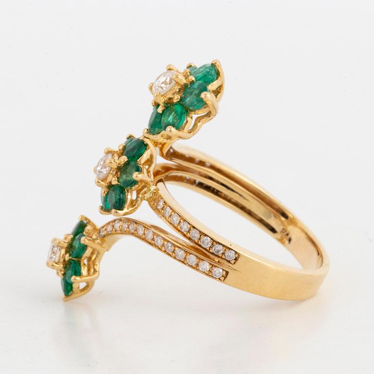 RING, med smaragder och briljantslipade diamanter.