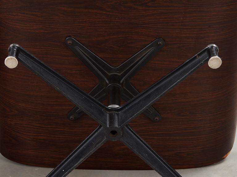 CHARLES & RAY EAMES, "Lounge Chair", fåtölj med fotpall, Herman Miller, USA 1960-70-tal.