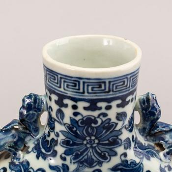 A porcelain moon vase/flask, Qing dynasty, Tongzhi (1862-1874).