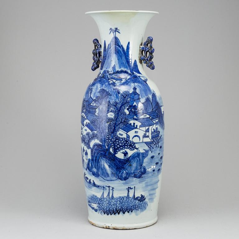 A blue and white floor vase, Qing dynasty, 19th century.
