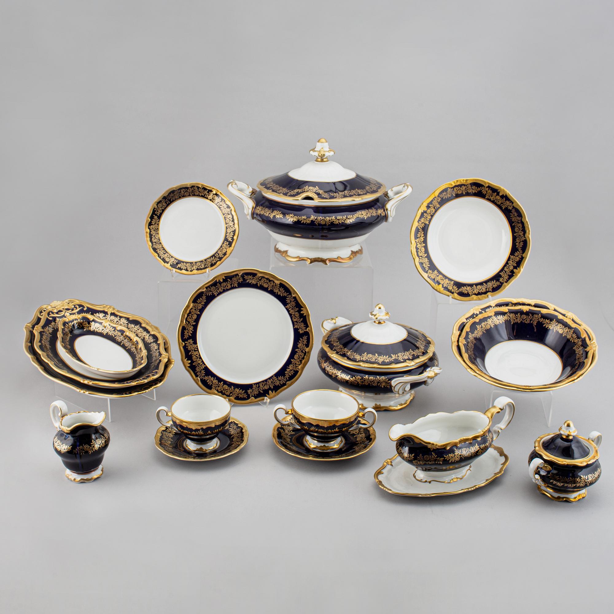 A German dinner service, 20th Century.