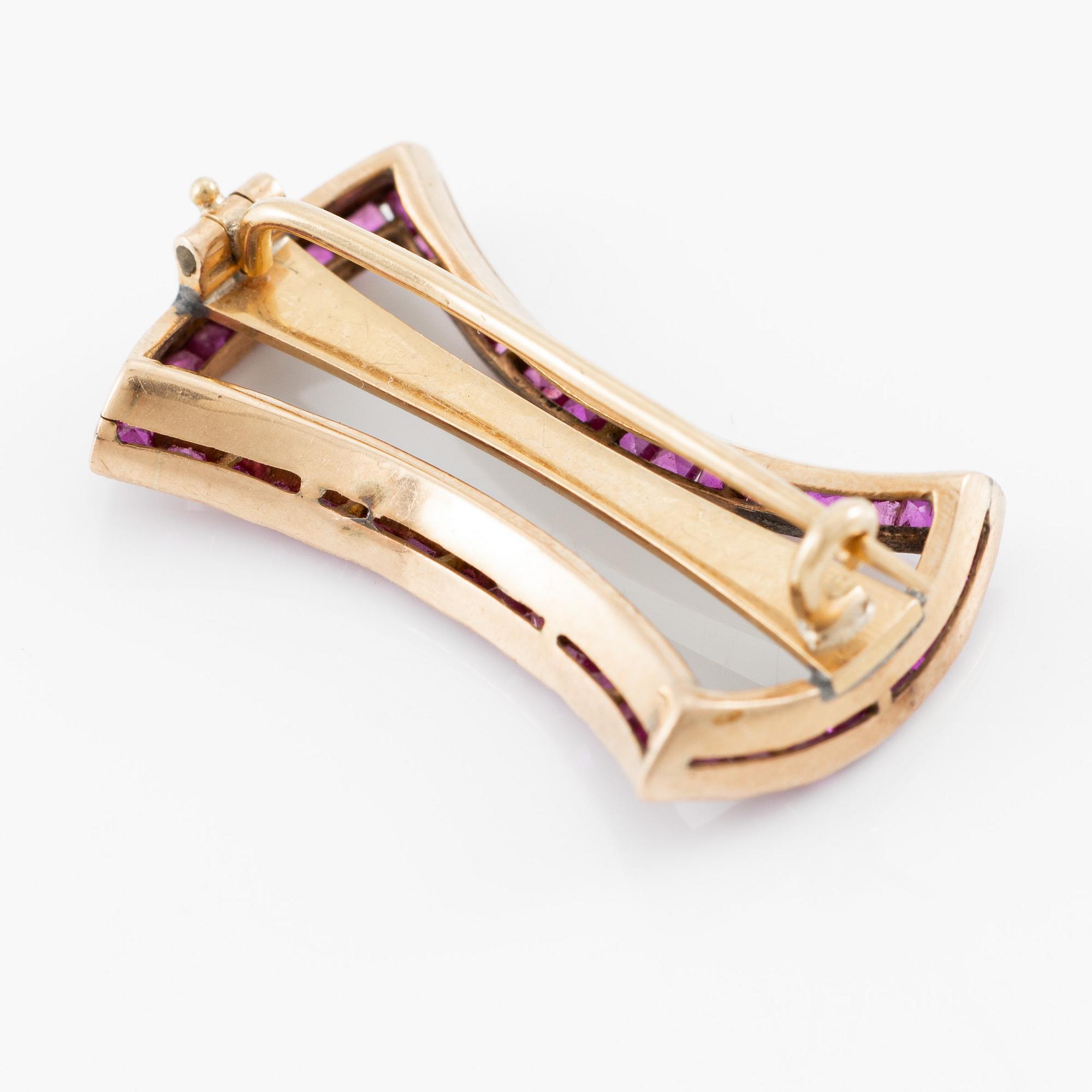 Två broscher 18K guld med pärlor och rosa stenar.