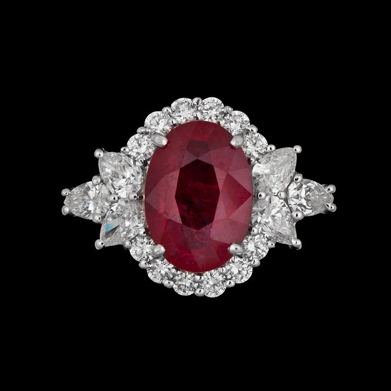 RING, med rubin 4.02 ct, samt diamanter tot ca 1.38 ct.