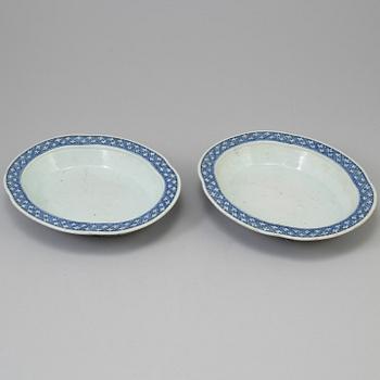 A pair of Chinese blue and white narcissus bowls. Qing dynasty, 19th century.