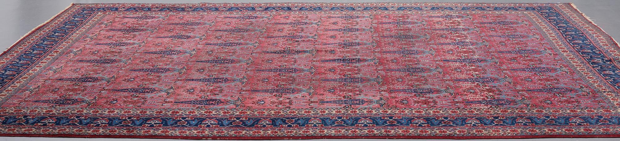 MATTO, a semi-antique Tabriz, ca 429,5 x 343,5 cm.