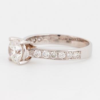 RING med briljantslipade diamanter.