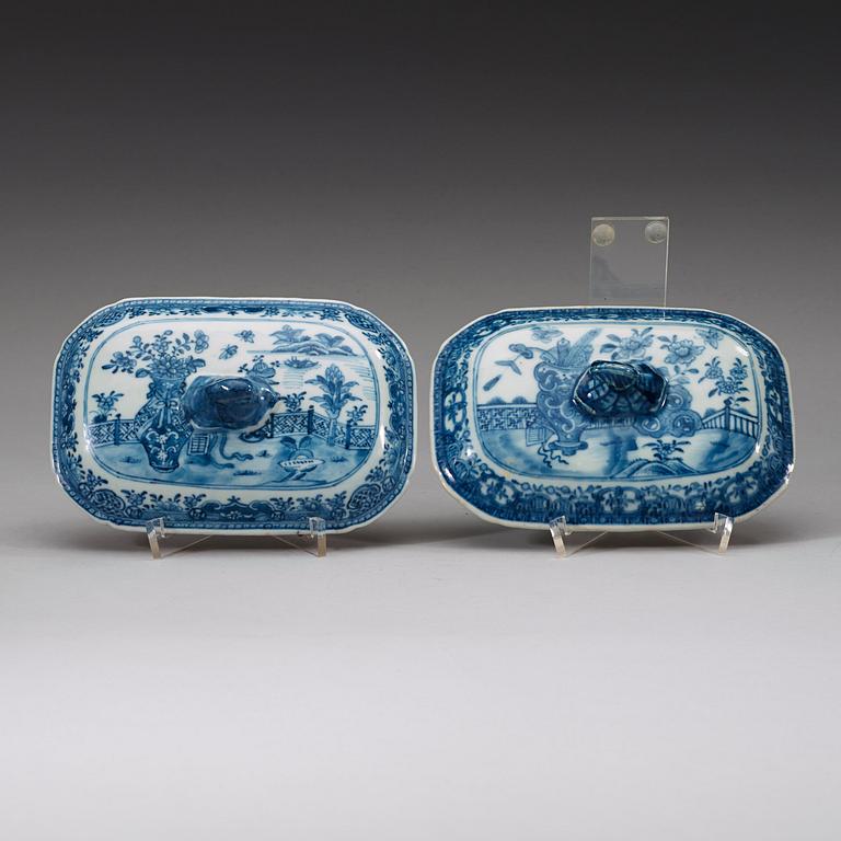 A pair of blue and white butter tureens with covers and stands, Qing dynasty, Qianlong (1736-95).