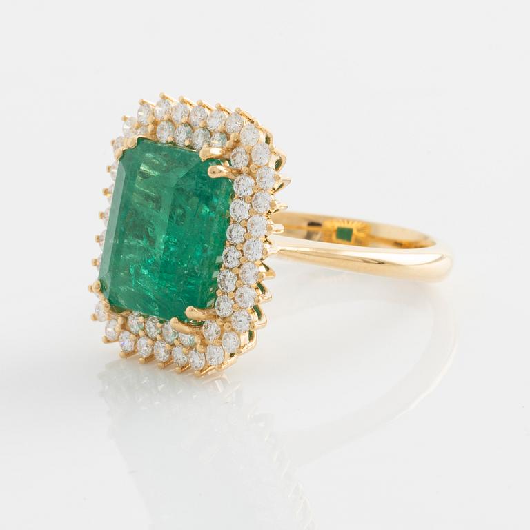 Ring with emerald-cut emerald and brilliant-cut diamonds.