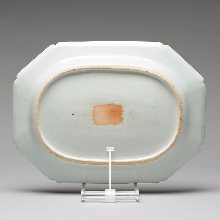SERVERINGSFAT, ett par, porslin. Qingdynastin, Qianlong (1736-95).