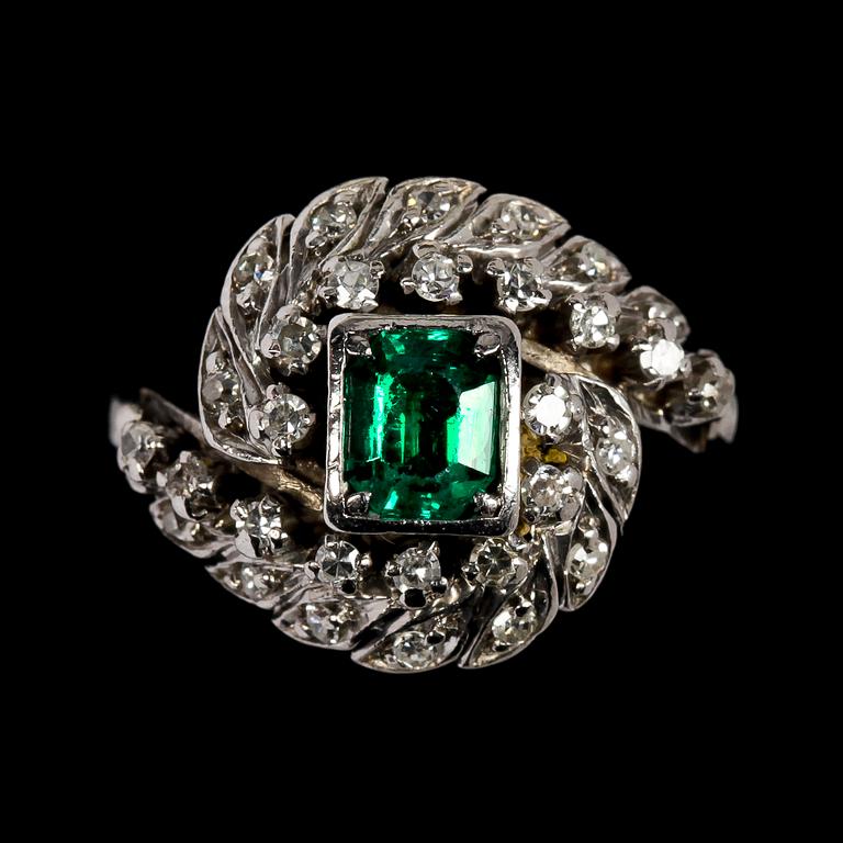 RING, smaragdslipad smaragd med åttkantslipade diamanter, tot. ca 0.50 ct.