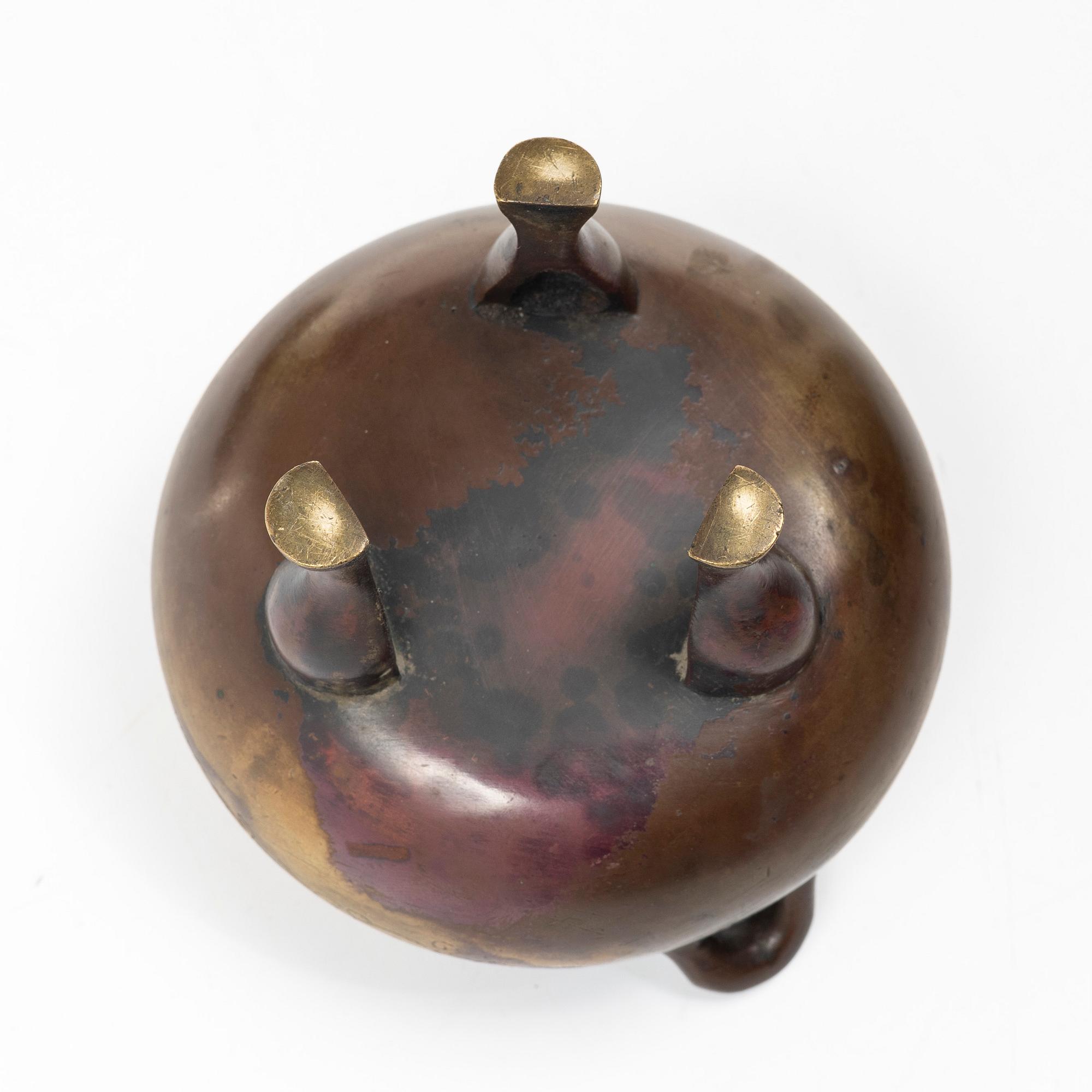A Japanese lacquer box with cover and a bronze censer, Meiji period (1868-1912) respektive 1900-tal.