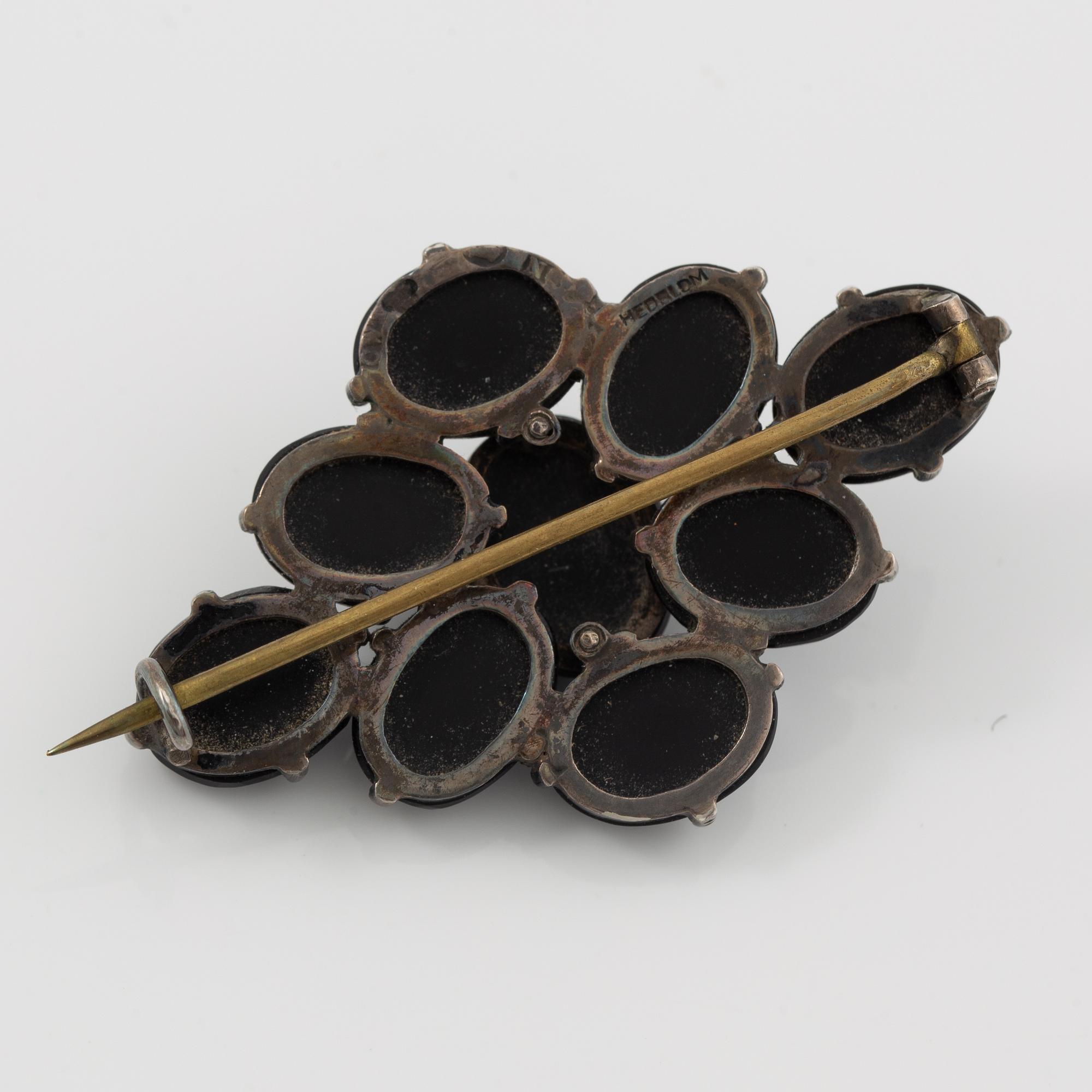Brooch silver with onyx.