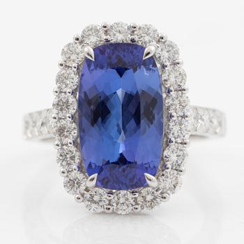 Ring, cocktailring, 18K vitguld med cushionslipad tanzanit och briljantslipade diamanter.