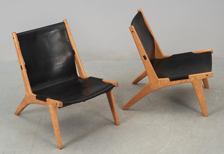 A pair of Östen Kristiansson oak and black leather lounge chairs 'Vilstol 204', Vittsjö, Sweden 1950's.