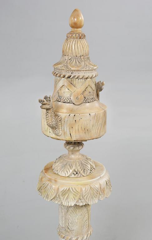 PIEDESTAL MED URNA, 4 delar, alabaster, 1900-tal.