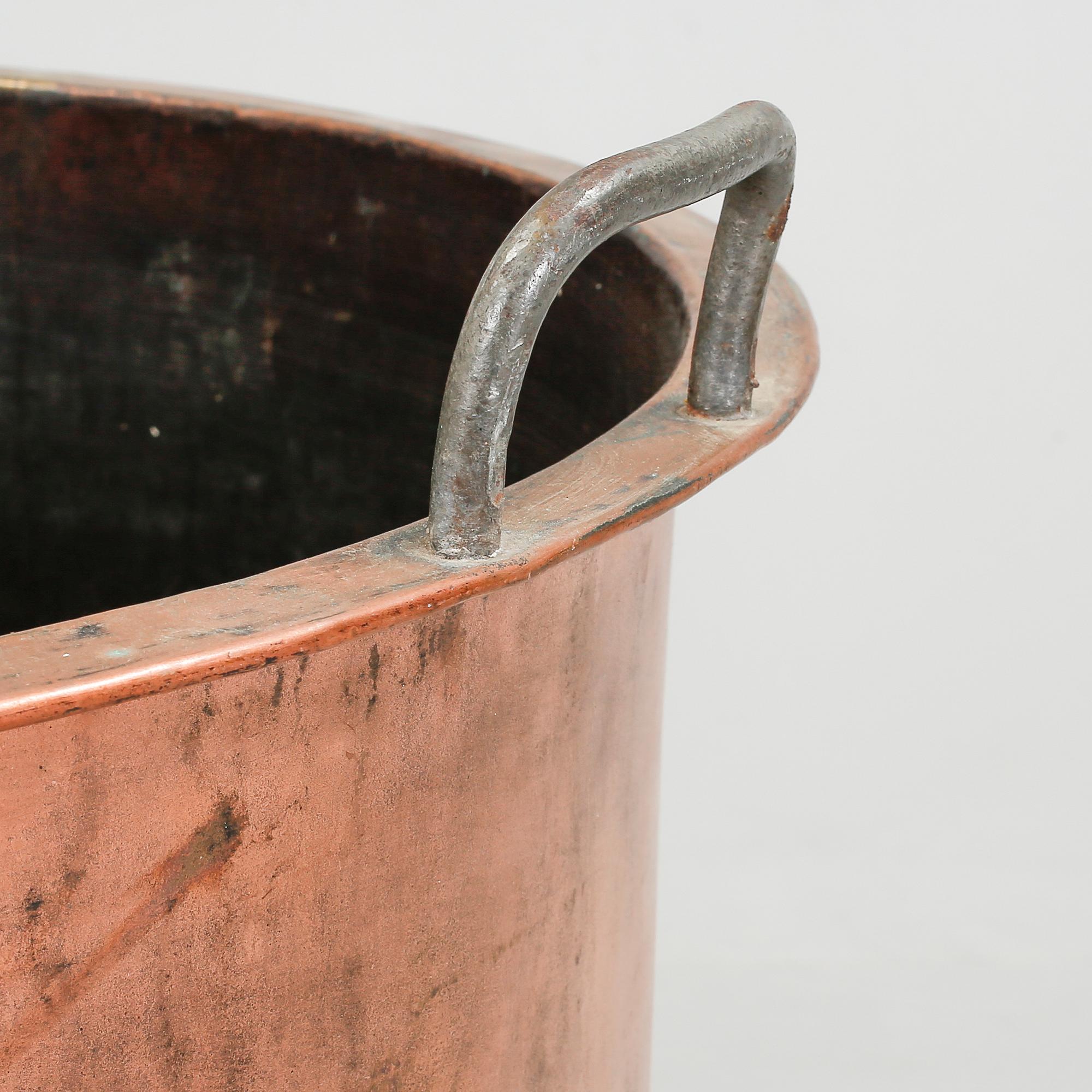 KITTEL PÅ STÄLLNING, koppar, omkring 1900.