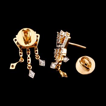 ÖRHÄNGEN, 1 par, 18 k guld, diamanter tot ca 0.65 ct.