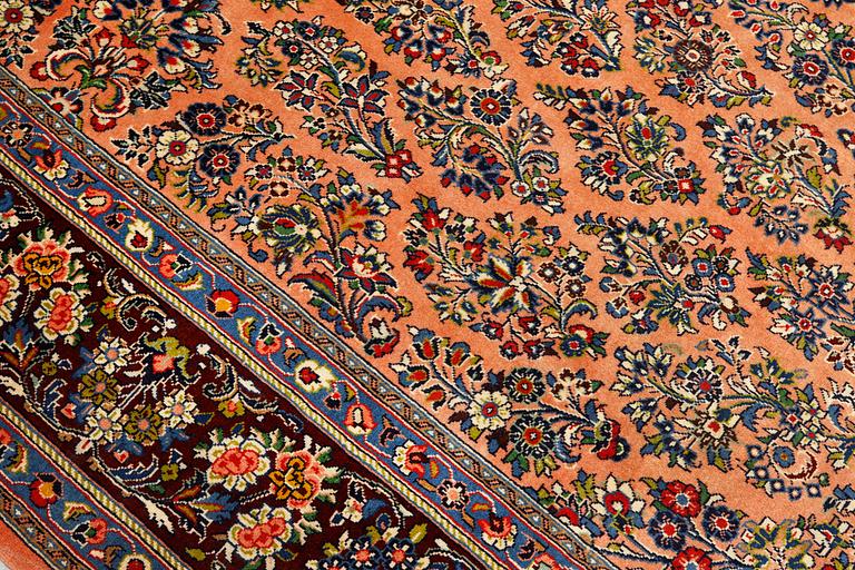 A Sarouk carpet, ca 323 x 248 cm.