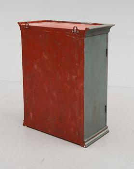 HÄNGSKÅP, allmoge, 1800-talets andra hälft.