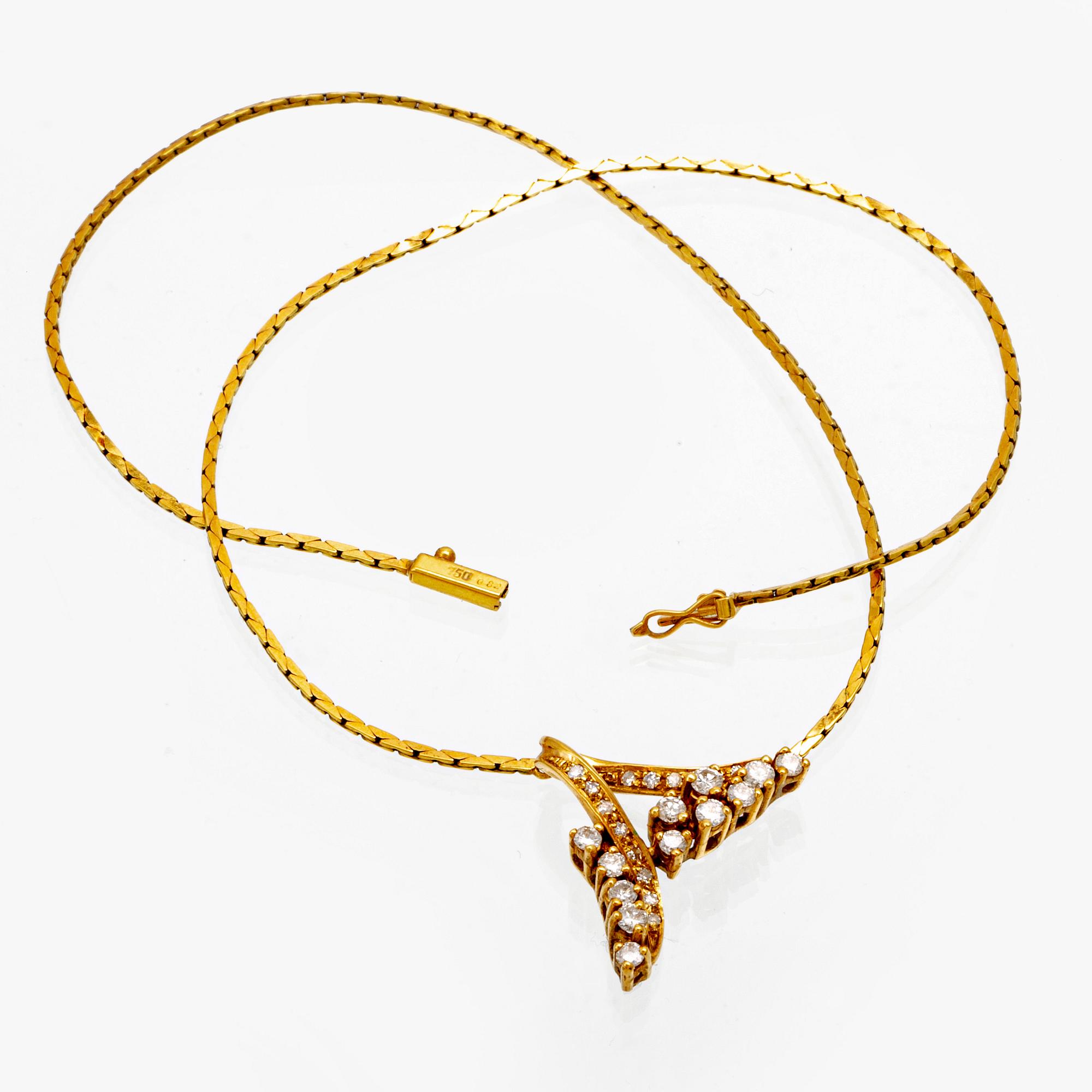 An 18K gold necklace with round brilliant cut diamonds.