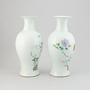 A pair of famille rose vases, late Qing dynasty, circa 1900.
