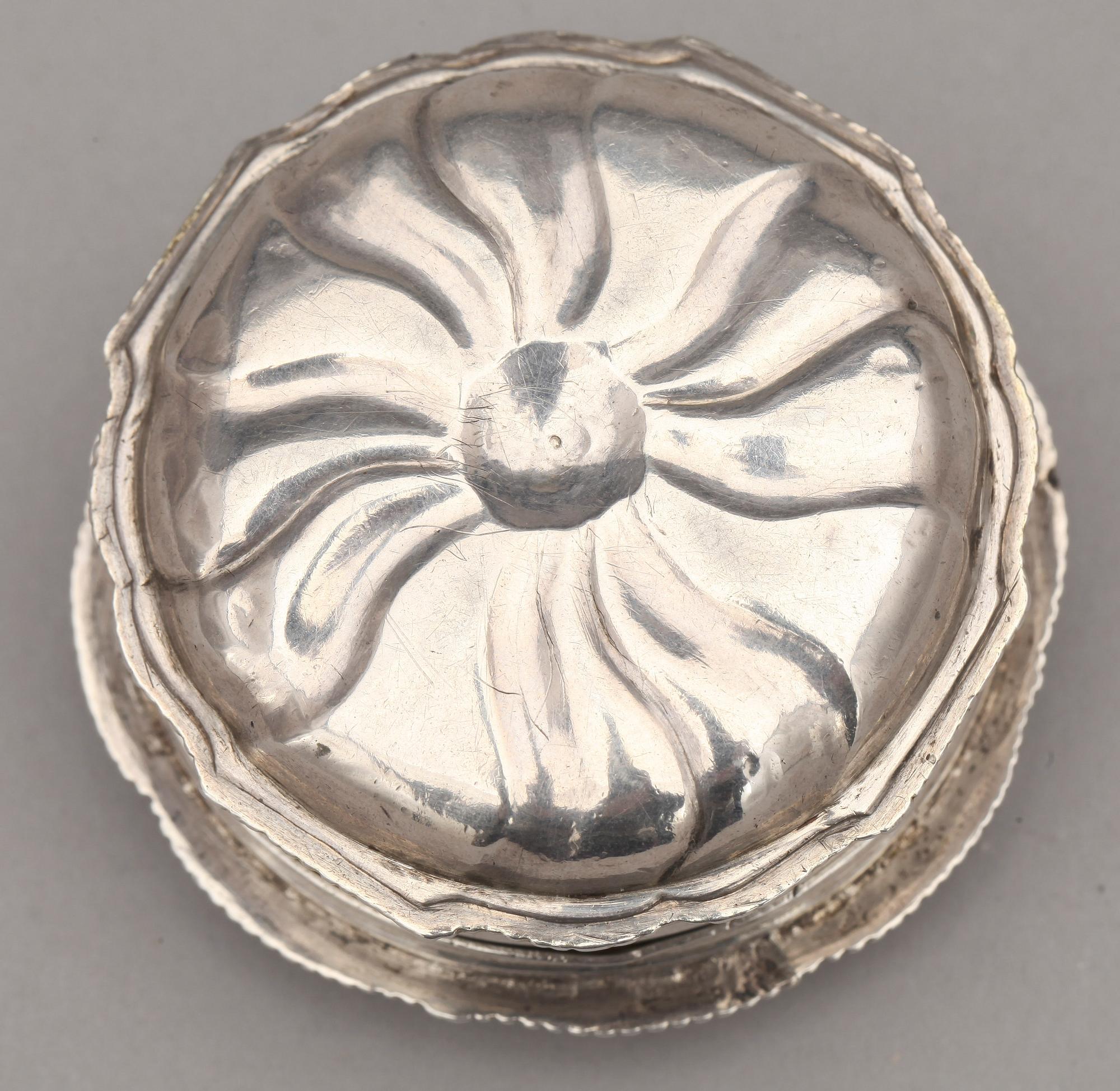KYRKDOSA, silver, Göteborg, 1700-tal. Vikt ca 60 gram.