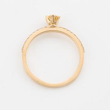 Ring 18K guld med en rund briljantslipad diamant ca 0.30 ct.