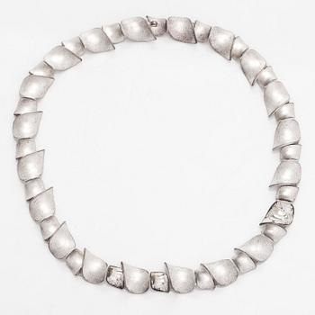 Chao-Hsien Kuo, collier, "Sparkling Spring", sterlingsilver, Lapponia 2012.