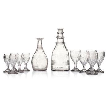 445. Servisdelar, 12 stycken graverade av Anders Spolander, glas. Reijmyre, 1810-tal med Karl XIII:s krönta monogram.
