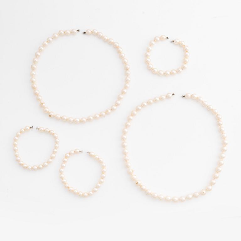 Two necklaces and three bracelets with cultured pearls, for Ole Lynggaard clasp.