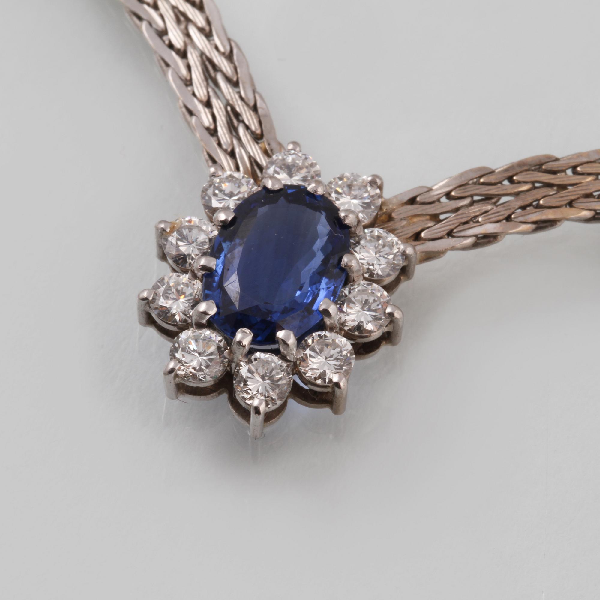 COLLIER, 18K vitguld med ovalslipad blå safir samt 10 briljantslipade diamanter ca 0.50 ct, importstämplat. Vikt 19,1 g.