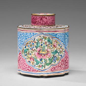 724. An enamelled tea caddy, Qing dynasty, 18th Century.