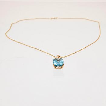 Necklace 14K gold with step-cut blue topaz and round brilliant-cut diamonds.