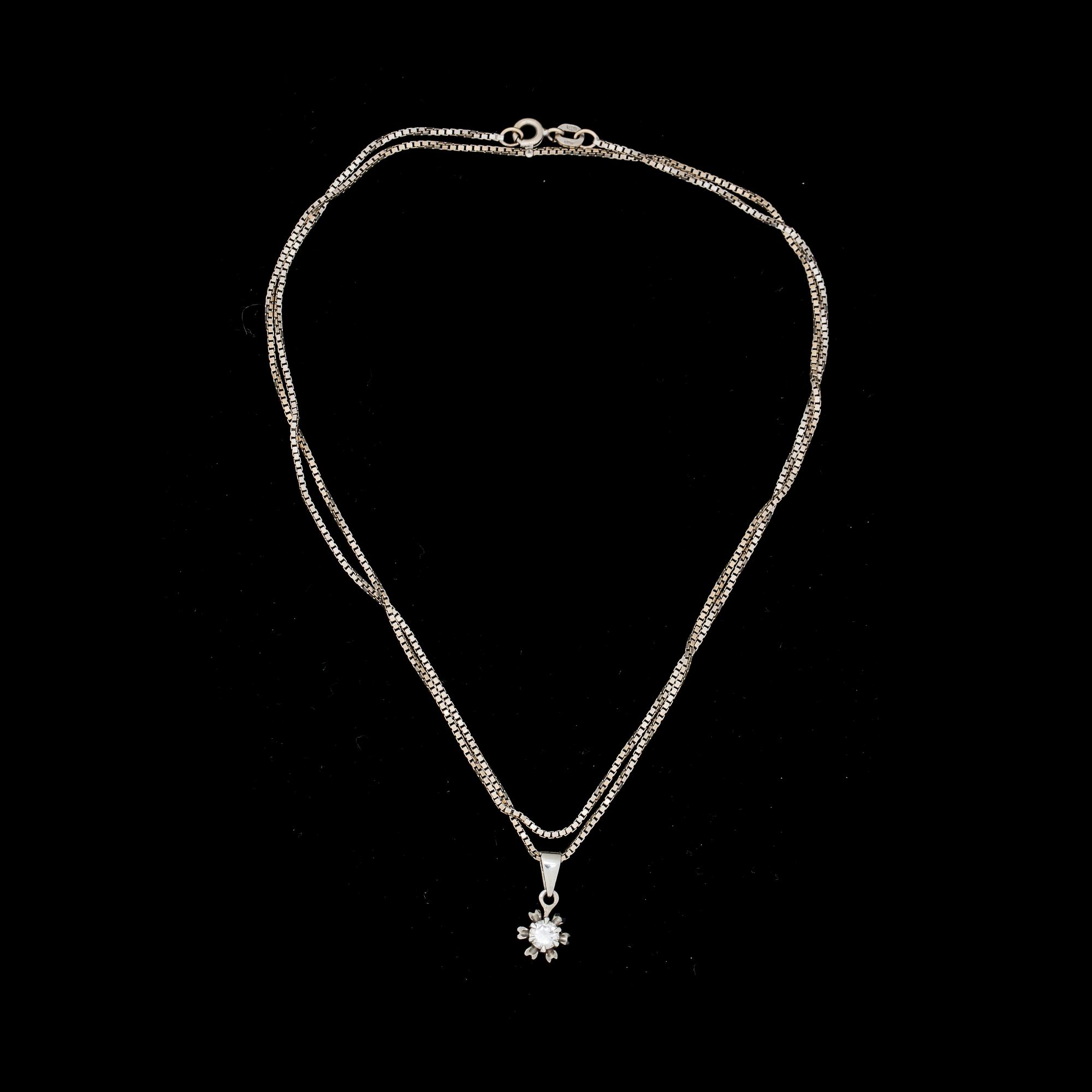 HÄNGE MED HALSKEDJA, 18 k vitgild med briljantslipad diamant ca 0,35 ct. Vikt ca 6 g.