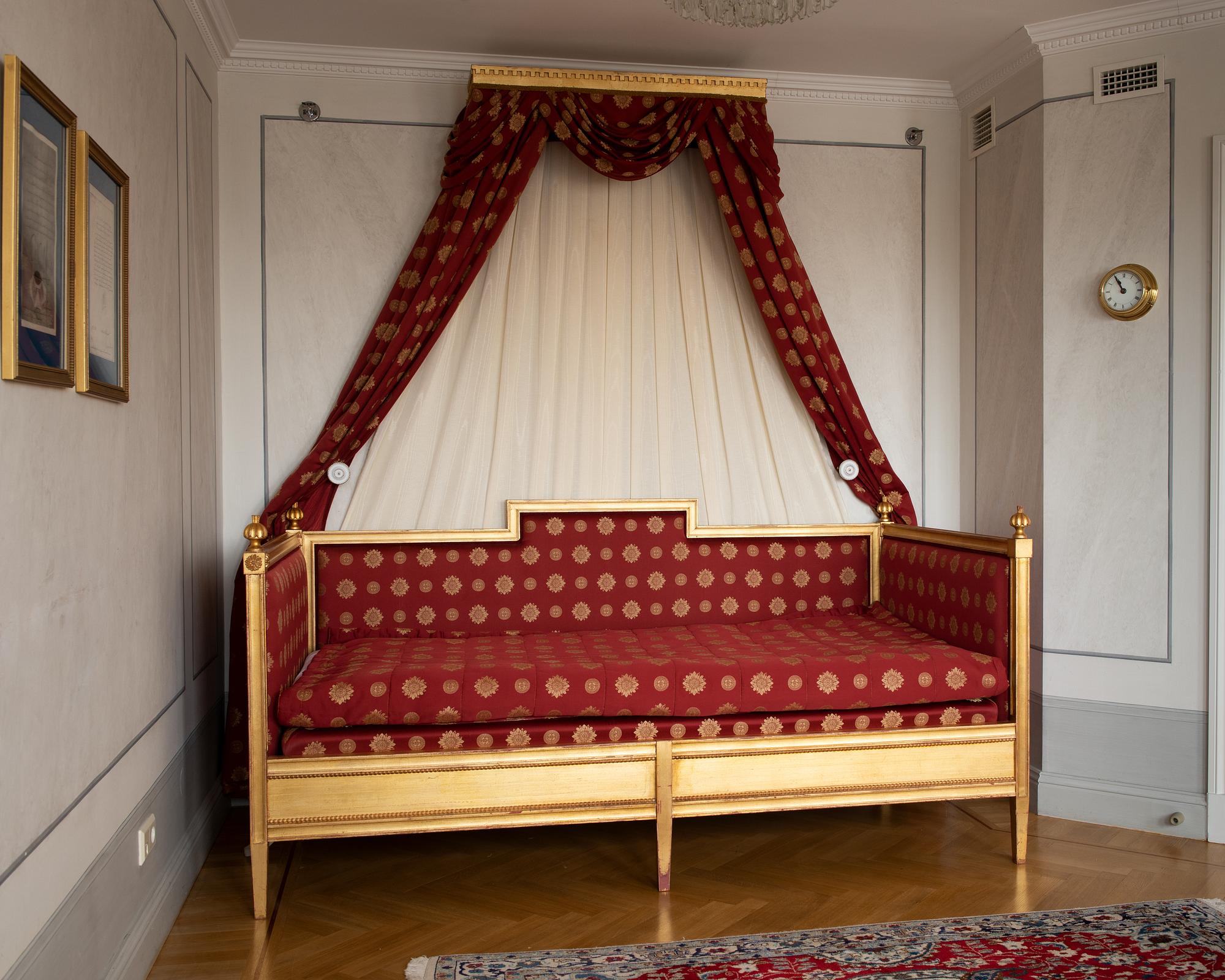 A gustavian style bed.