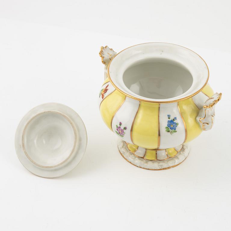 A 14-piece Meissen porcelain Tea set, Germany, 20th century.