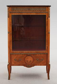 VITRINSKÅP, gustaviansk stil, 1900-talets mitt.