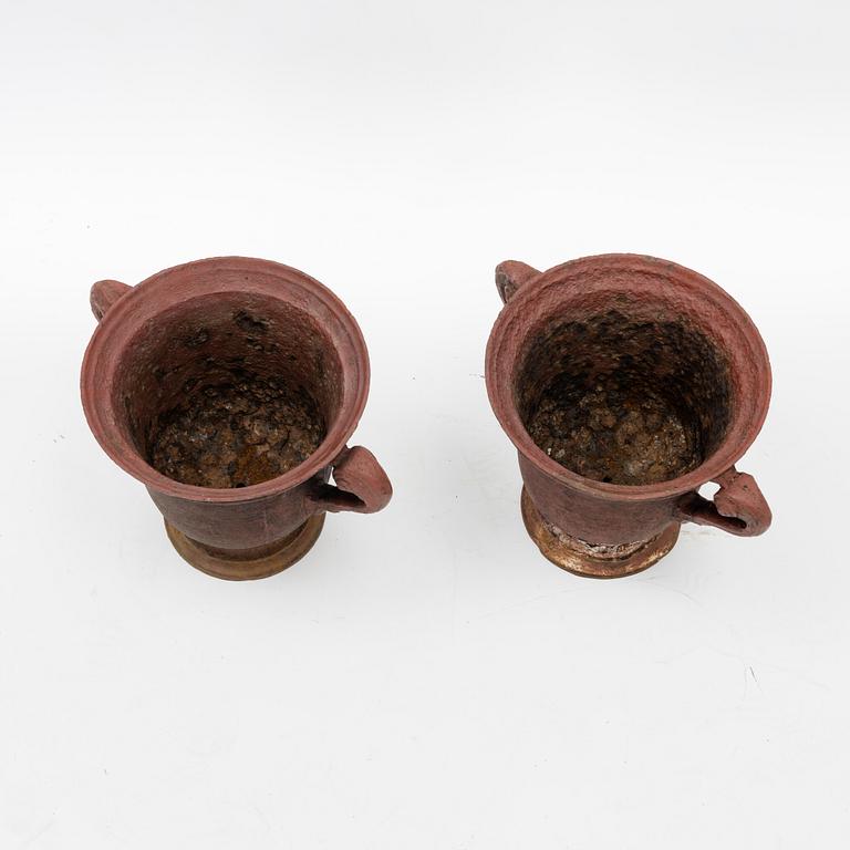 A pair of cast iron garden urns, 20th Century.