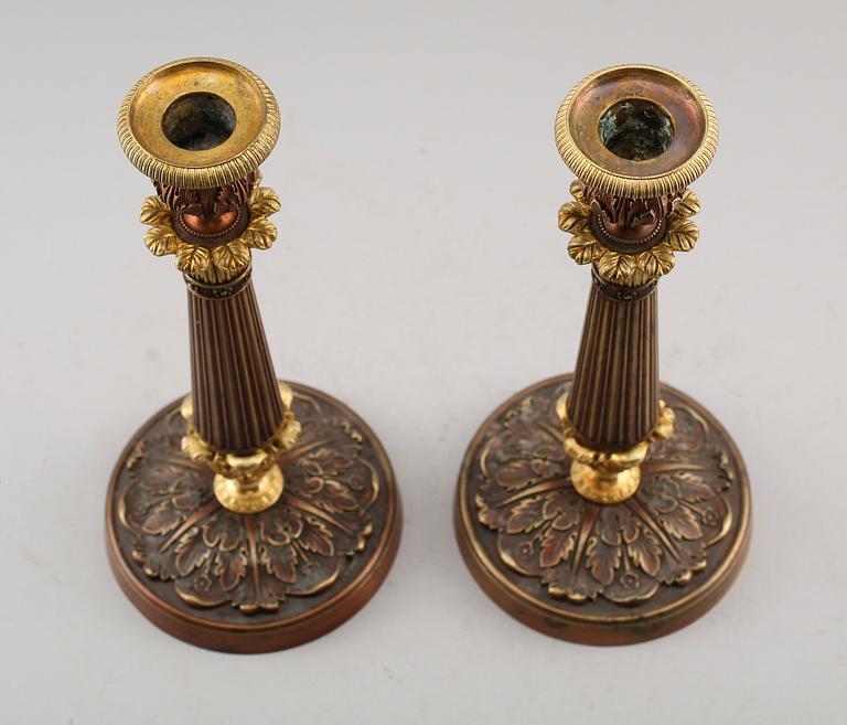 LJUSSTAKAR, 1 par, empire, förgylld och patinerad brons, 1800-talets första hälft.