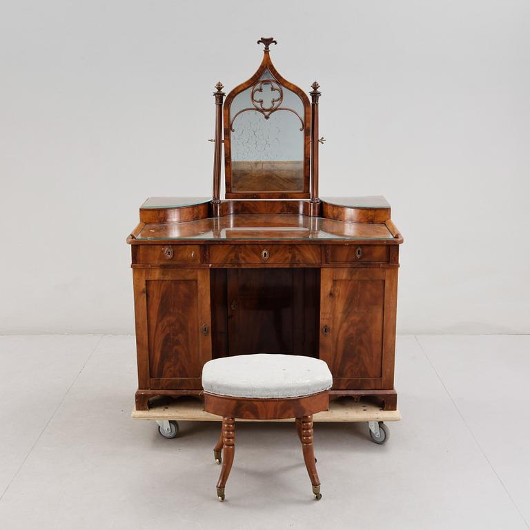 TOILETTEBORD med  PALL, Nyrenässans/Nygotiskt, 1800-tal.