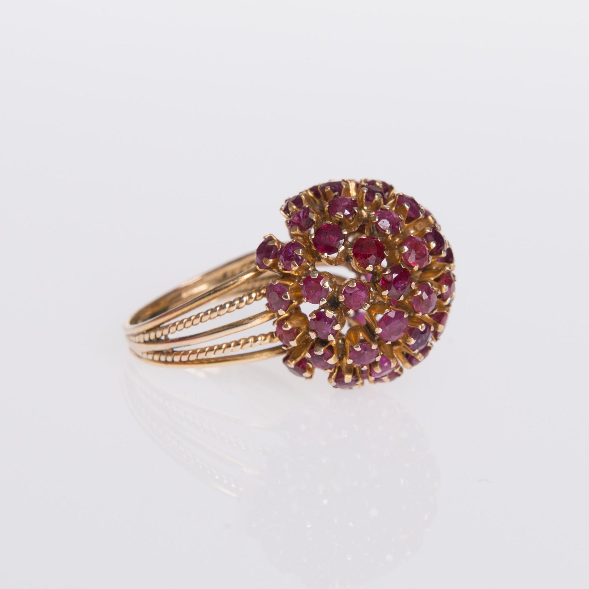 RING, ljusröda safirer, 18K guld.