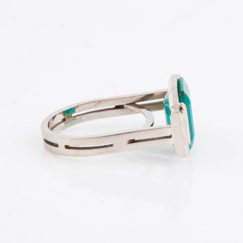 Rey Urban, an 18K white gold ring set with a step-cut emerald, Stockholm 1985.