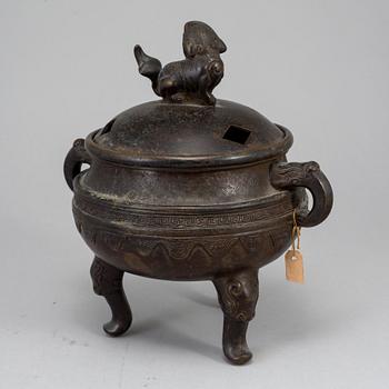 A Japanese bronze censer with cover, Meiji period (1868-1912).