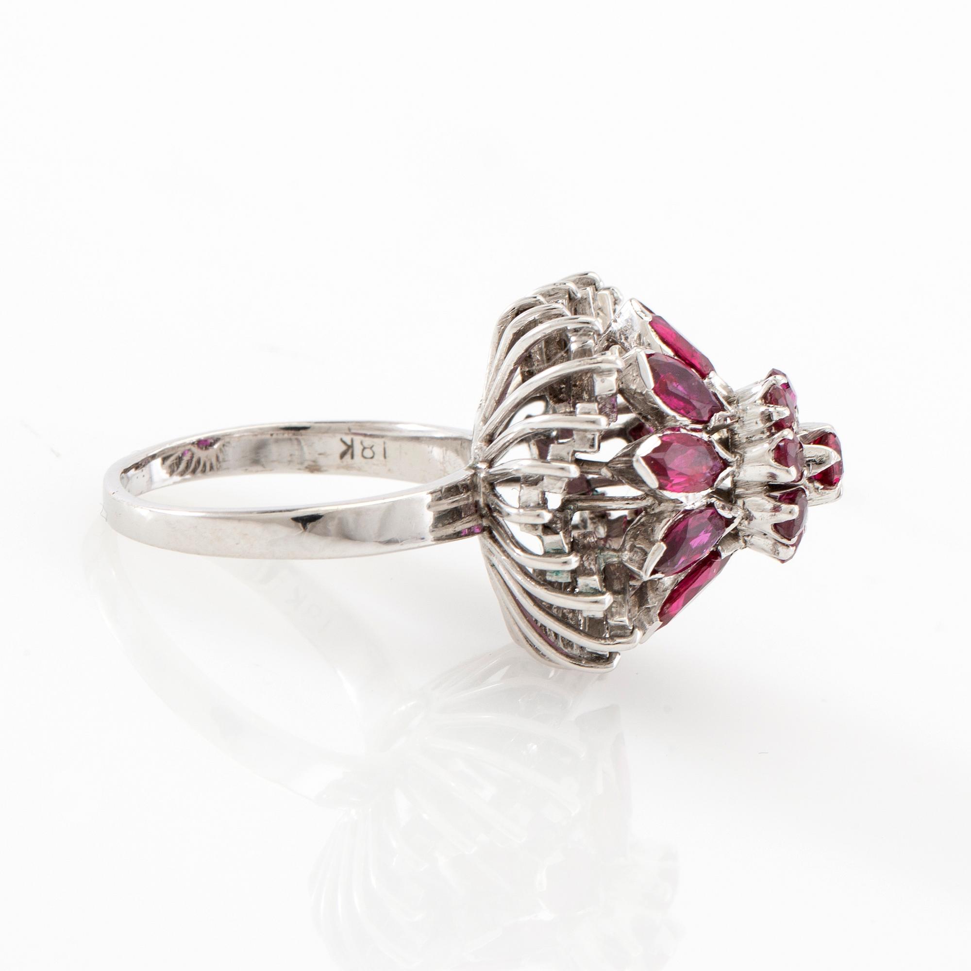 Ring/Cocktailring and earrings in 18K white gold set with single-cut diamonds and faceted rubies.