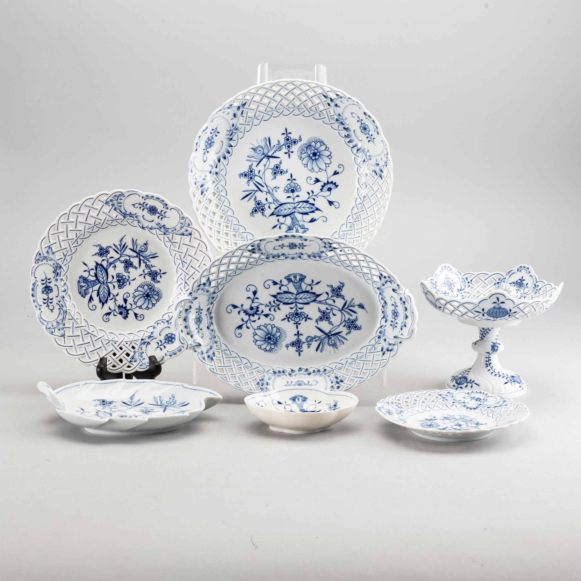 SERVISDELAR, 19 st, porslin, "Lökmönstret", Meissen, Tyskland,