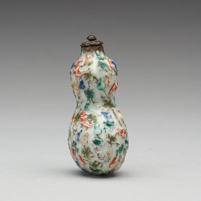 A large famille rose snuff bottle, Qing dynasty, 19th Century.