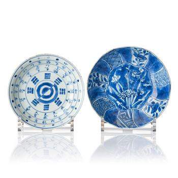 1182. Two blue and white dishes, late Ming/early Qing dynasty, 17th century.